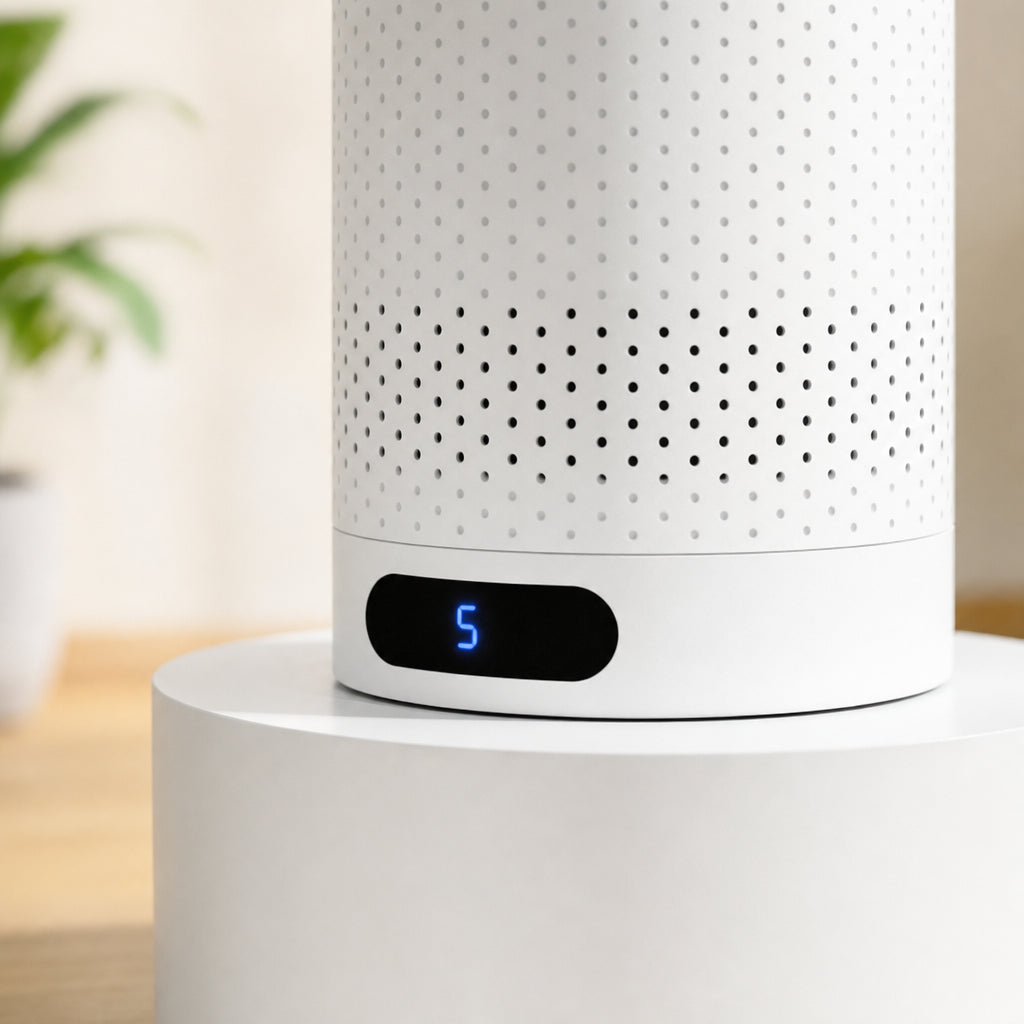 Gros plan de la base perforée et de l'écran tactile LED du ventilateur AirTower