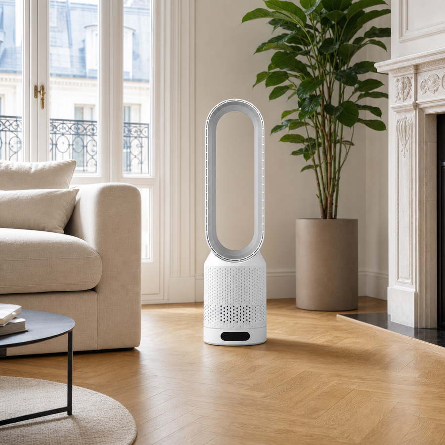 Ventilateur tour sans pales AirTower posé dans un salon lumineux