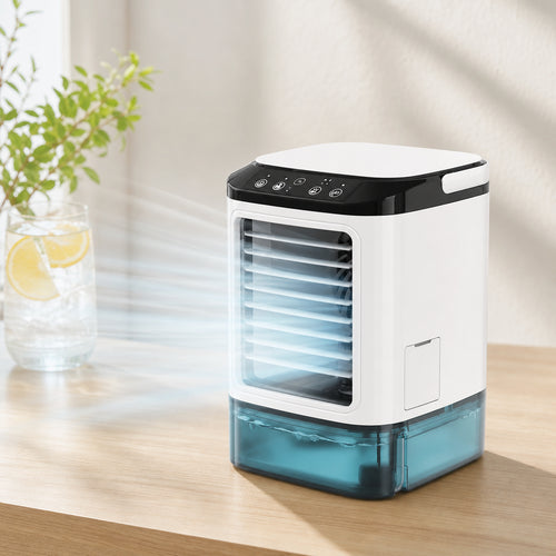 Mini climatiseur portable FreshCube sur une table en chêne diffusant un flux d'air frais